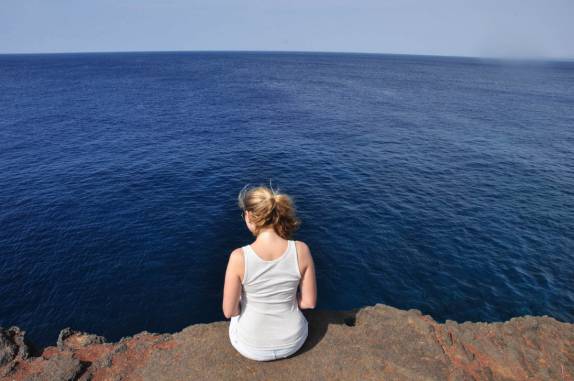 Admirando o mar ao sul da Big Island, no Havaí